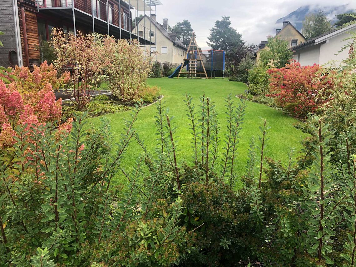 Schöner bepflanzter Garten